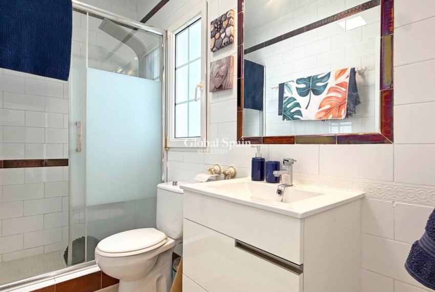 Wiederverkauf - Villa -
ORIHUELA COSTA - VILLAMARTÍN