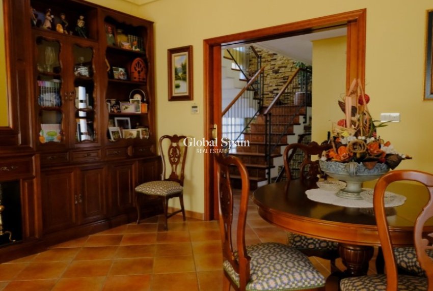 Wiederverkauf - VILLA -
ORIHUELA - Inland