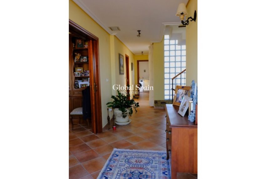 Wiederverkauf - VILLA -
ORIHUELA - Inland