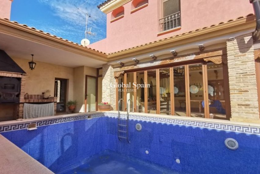 Wiederverkauf - VILLA -
ORIHUELA - Inland