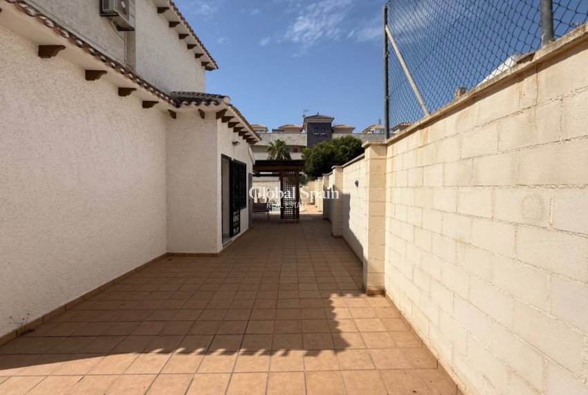 Wiederverkauf - VILLA -
ORIHUELA - Inland