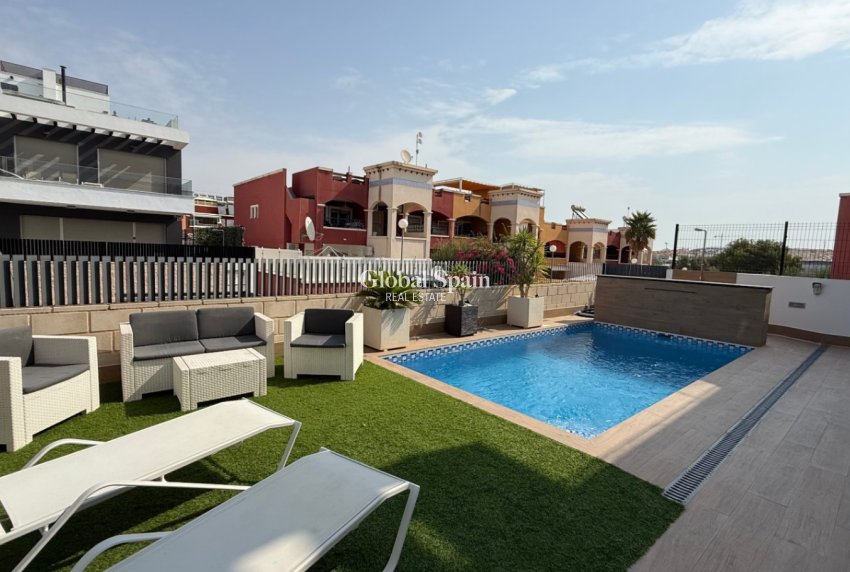 Wiederverkauf - VILLA -
ORIHUELA - Inland