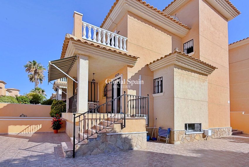 Wiederverkauf - VILLA -
ORIHUELA - Inland