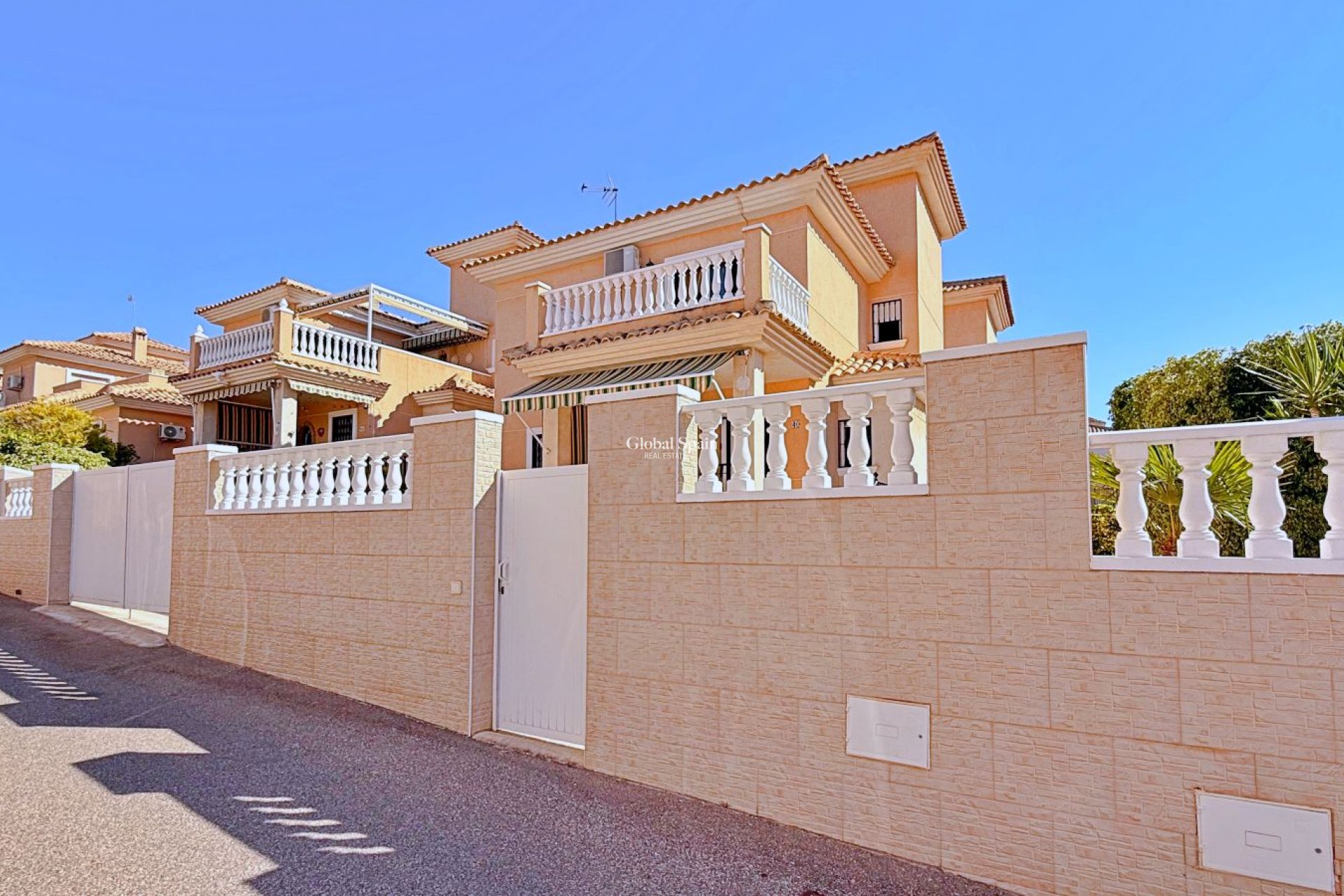 Wiederverkauf - VILLA -
ORIHUELA - Inland