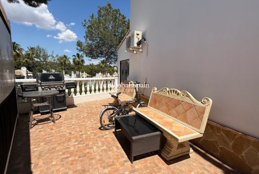 Wiederverkauf - VILLA -
ORIHUELA - Inland