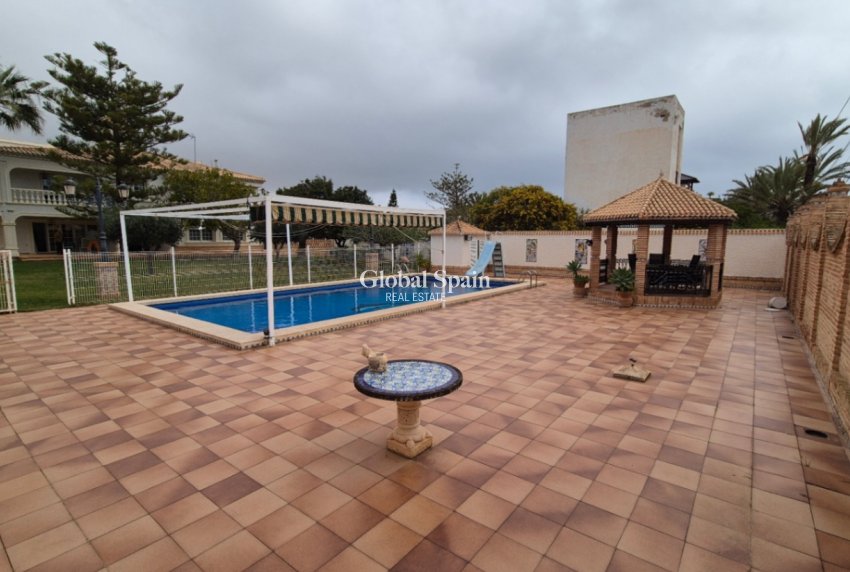 Wiederverkauf - VILLA -
ORIHUELA - Inland