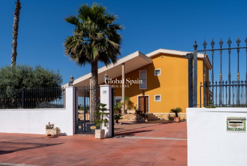 Wiederverkauf - VILLA -
ORIHUELA - Inland