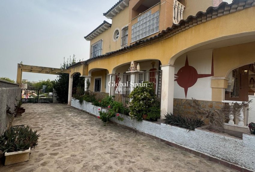 Wiederverkauf - VILLA -
ORIHUELA - La Campaneta