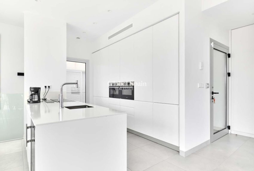 Wiederverkauf - VILLA -
ORIHUELA - LAS COLINAS GOLF RESORT