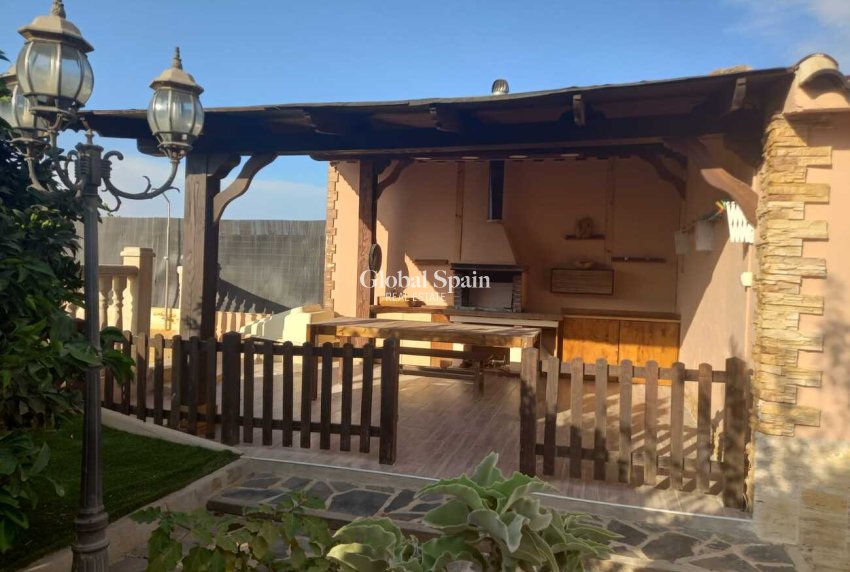 Wiederverkauf - VILLA -
ORIHUELA - LOS DESEMPARADOS