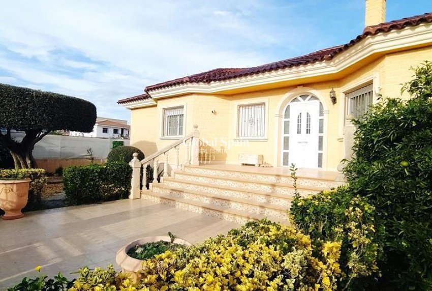 Wiederverkauf - VILLA -
ORIHUELA - LOS DESEMPARADOS