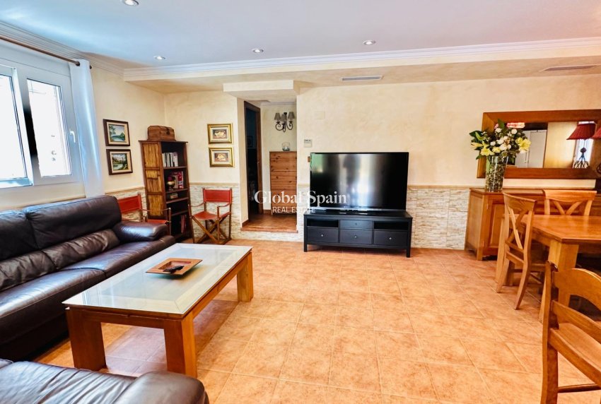 Wiederverkauf - VILLA -
ORIHUELA - Urb. Montepinar