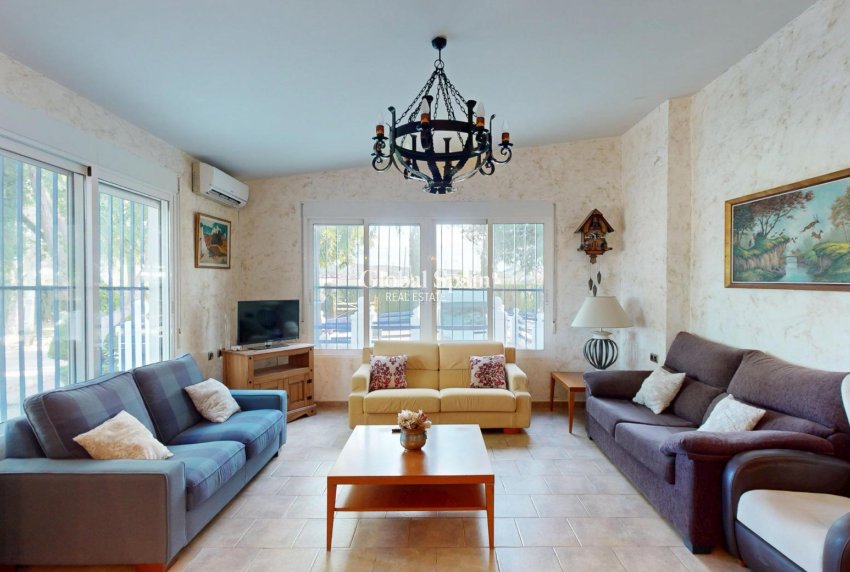 Wiederverkauf - VILLA -
ORIHUELA