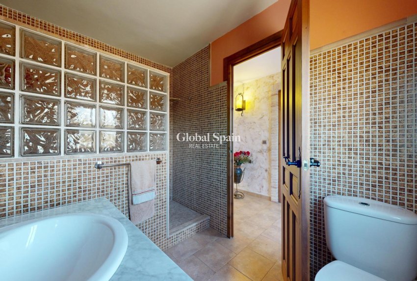 Wiederverkauf - VILLA -
ORIHUELA