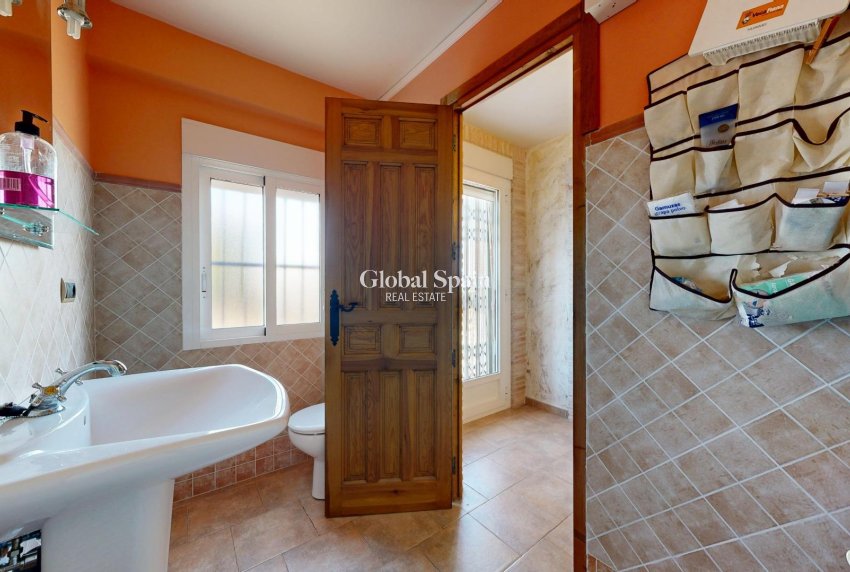 Wiederverkauf - VILLA -
ORIHUELA