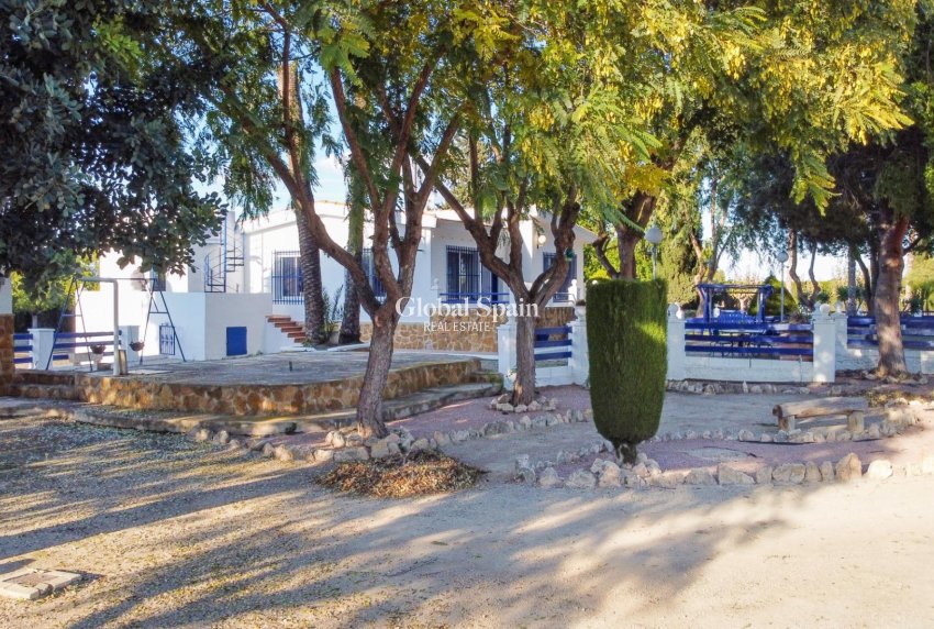 Wiederverkauf - VILLA -
ORIHUELA