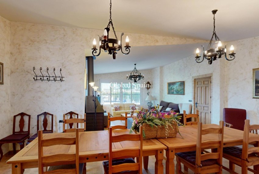 Wiederverkauf - VILLA -
ORIHUELA