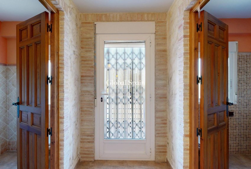 Wiederverkauf - VILLA -
ORIHUELA