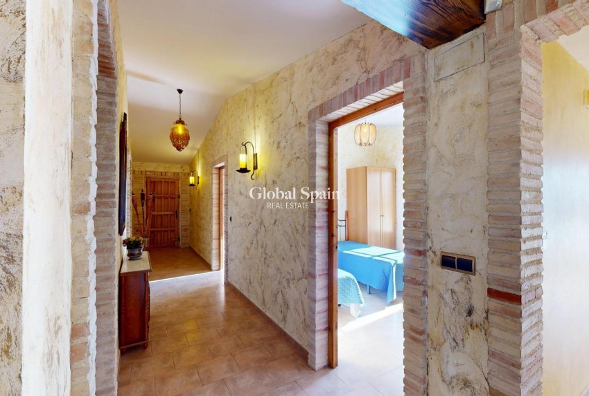 Wiederverkauf - VILLA -
ORIHUELA