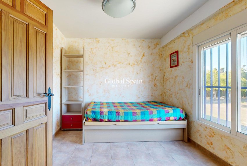 Wiederverkauf - VILLA -
ORIHUELA