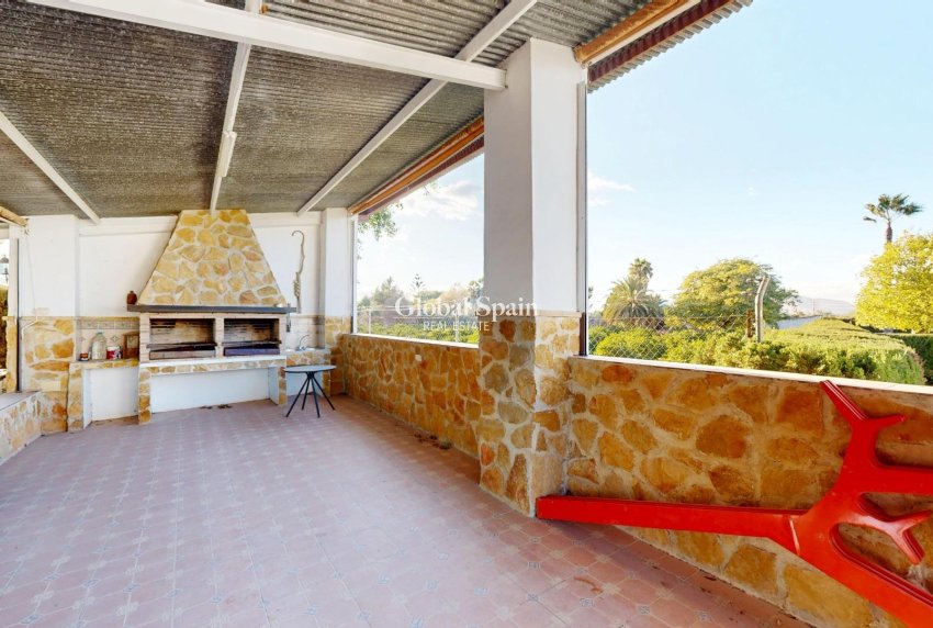 Wiederverkauf - VILLA -
ORIHUELA