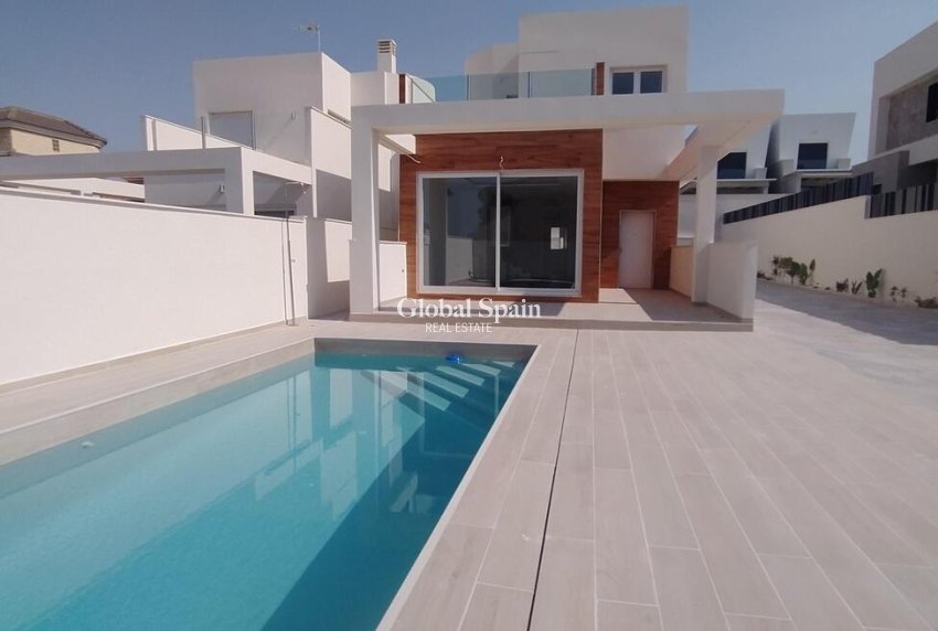 Wiederverkauf - Villa-Penthouse -
TORREVIEJA - Aguas Nuevas