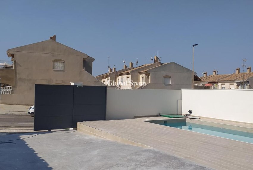 Wiederverkauf - Villa-Penthouse -
TORREVIEJA - Aguas Nuevas