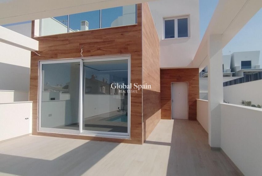 Wiederverkauf - Villa-Penthouse -
TORREVIEJA - Aguas Nuevas