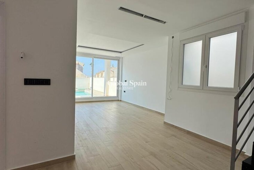 Wiederverkauf - Villa-Penthouse -
TORREVIEJA - Aguas Nuevas