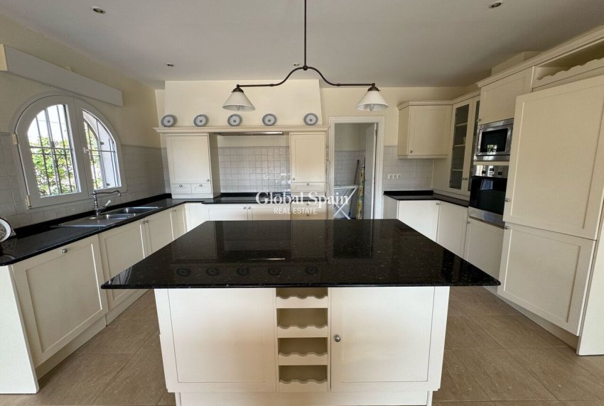 Wiederverkauf - VILLA -
PLAYA FLAMENCA - Costa Blanca