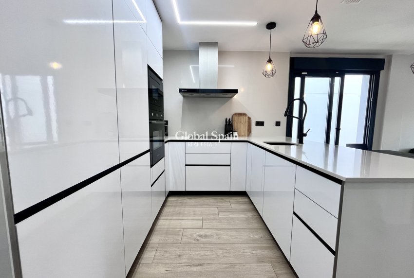 Wiederverkauf - VILLA -
PUNTA PRIMA - Costa Blanca