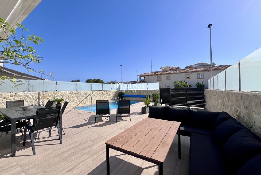 Wiederverkauf - VILLA -
PUNTA PRIMA - Costa Blanca
