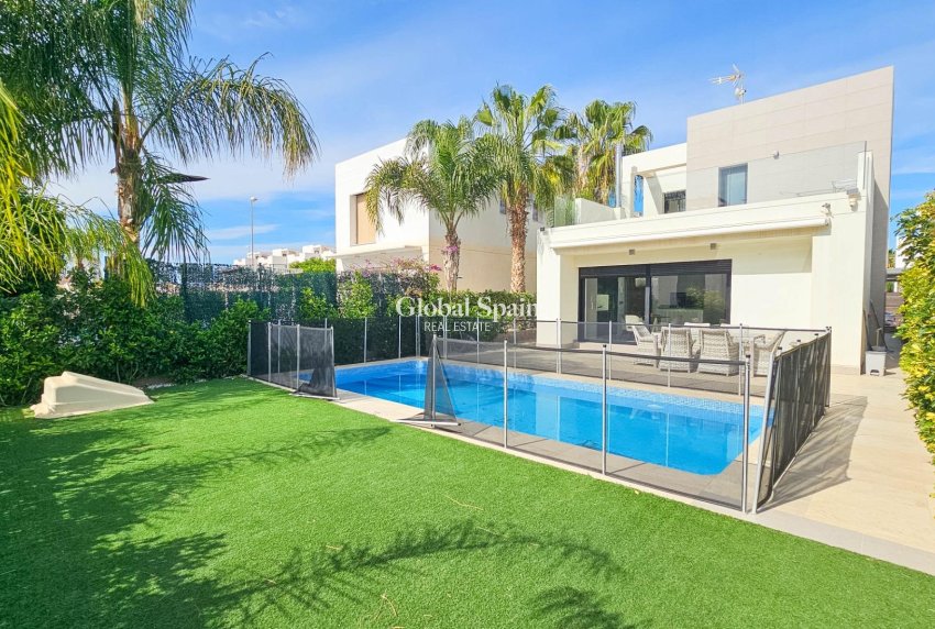 Wiederverkauf - VILLA -
ROJALES - Cuidad Quesada
