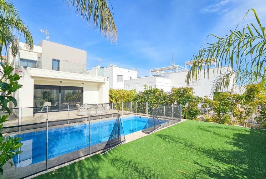 Wiederverkauf - VILLA -
ROJALES - Cuidad Quesada