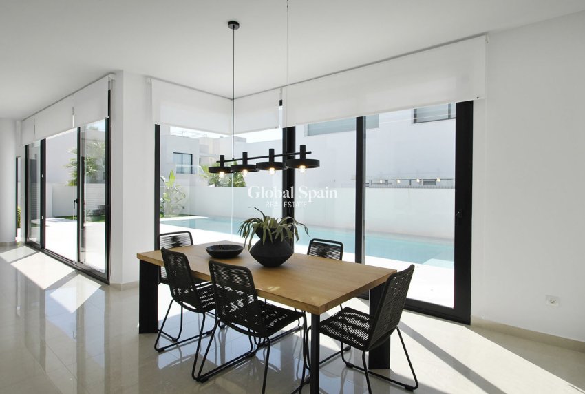 Wiederverkauf - VILLA -
ROJALES - Inland