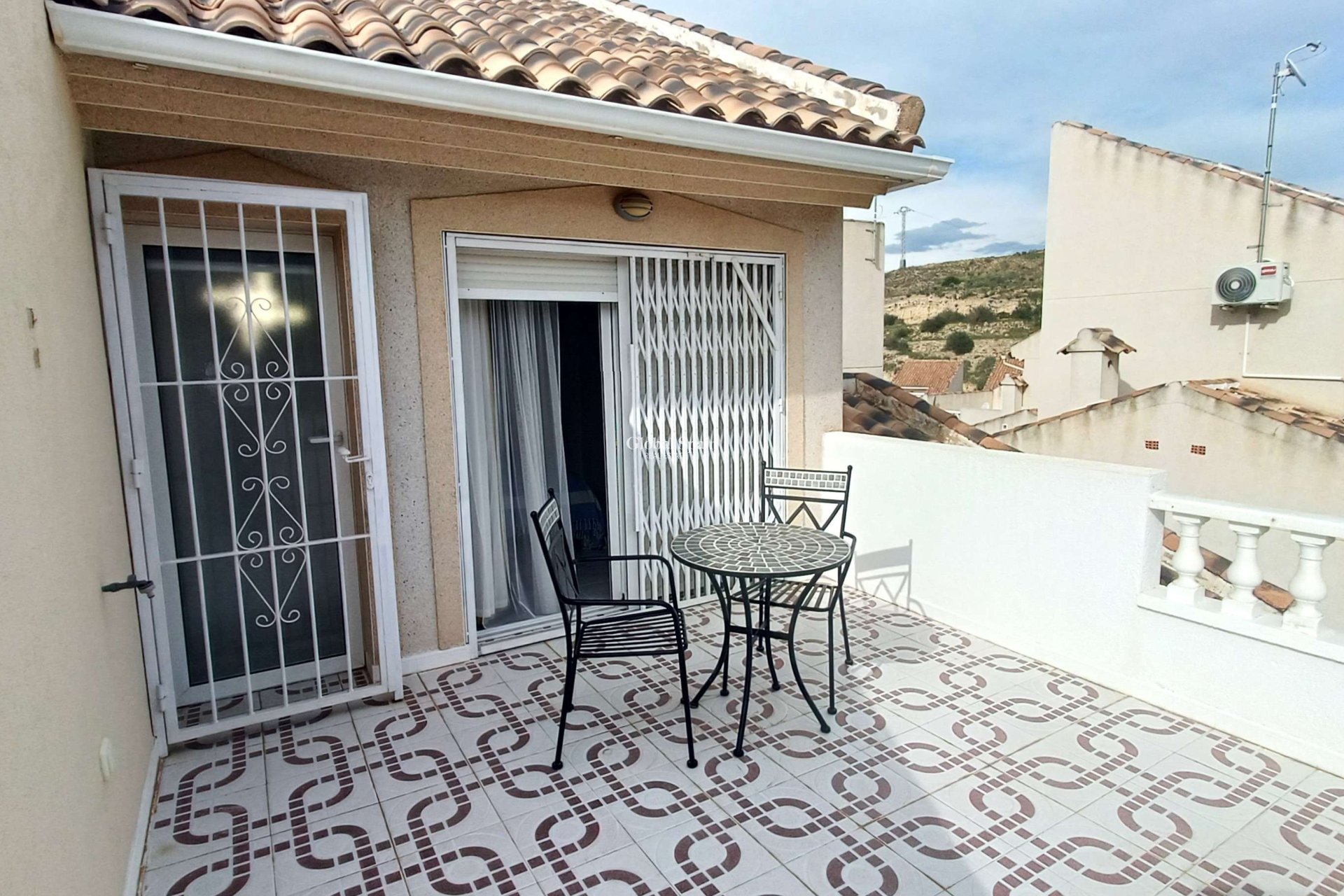 Wiederverkauf - VILLA -
ROJALES - Inland