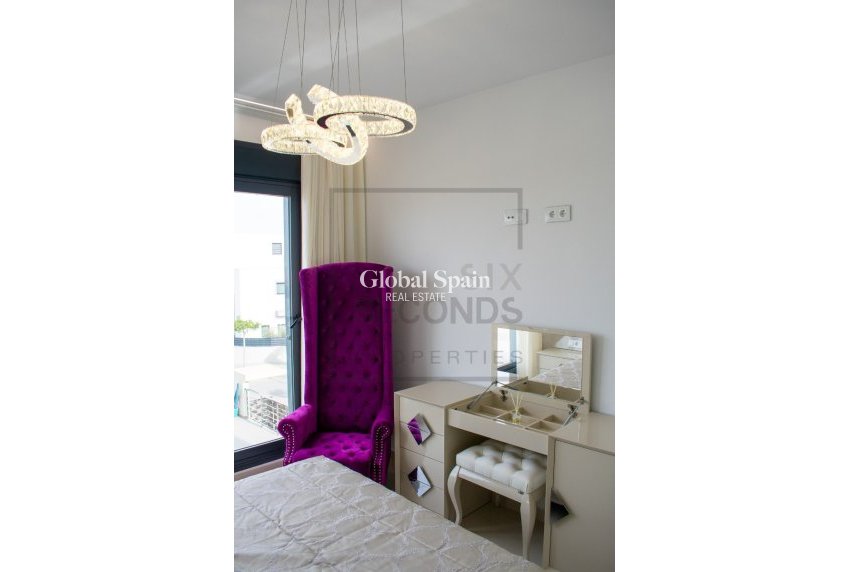 Wiederverkauf - VILLA -
SAN MIGUEL DE SALINAS - Urbanizaciones