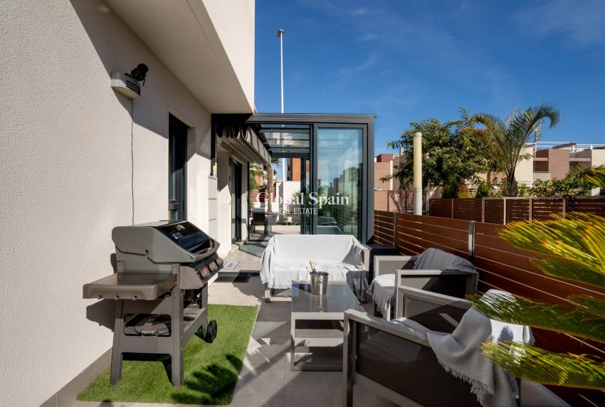 Wiederverkauf - VILLA -
TORREVIEJA - Aguas nuevas 2