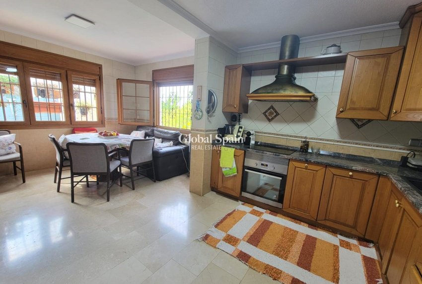 Wiederverkauf - VILLA -
TORREVIEJA - Aguas Nuevas