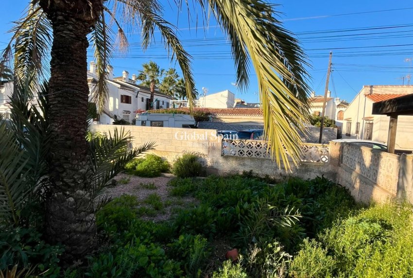 Wiederverkauf - VILLA -
TORREVIEJA - Aguas Nuevas