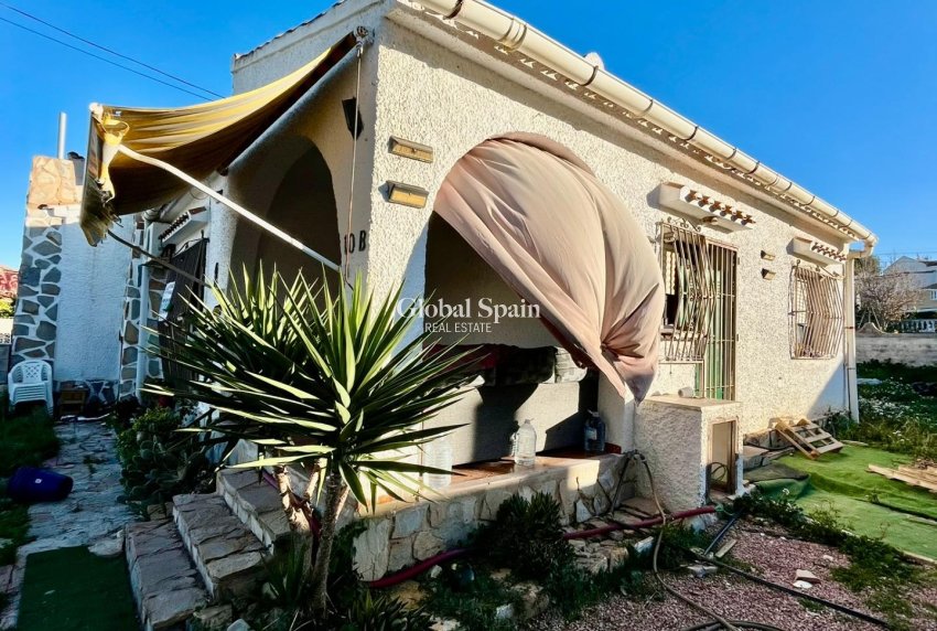 Wiederverkauf - VILLA -
TORREVIEJA - Aguas Nuevas