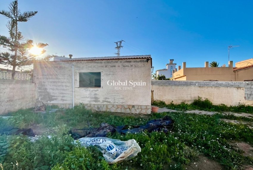 Wiederverkauf - VILLA -
TORREVIEJA - Aguas Nuevas