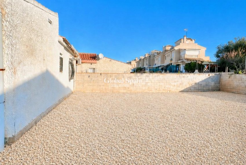 Wiederverkauf - VILLA -
TORREVIEJA - Aguas Nuevas
