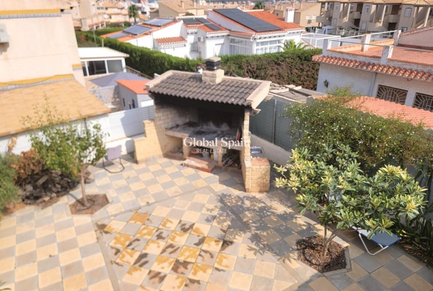 Wiederverkauf - VILLA -
TORREVIEJA - Aguas Nuevas