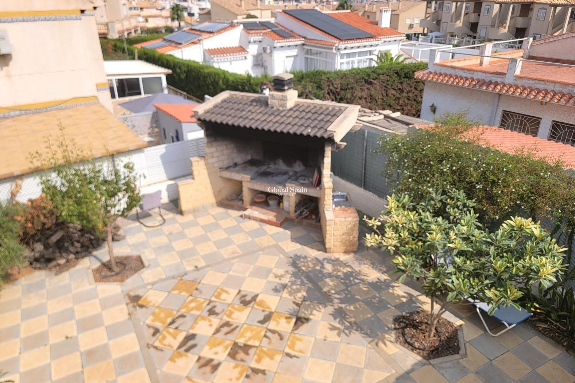 Wiederverkauf - VILLA -
TORREVIEJA - Aguas Nuevas