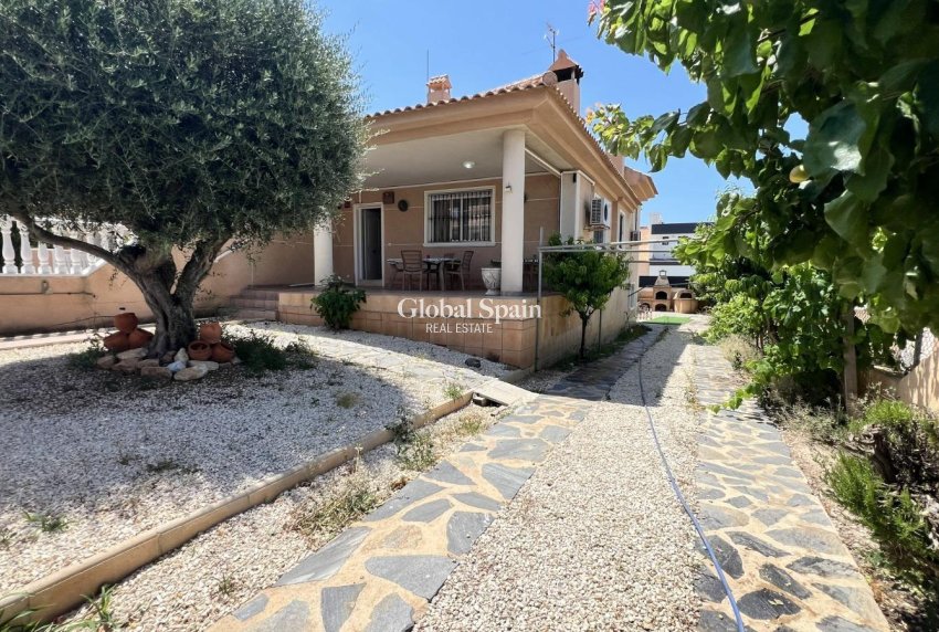 Wiederverkauf - VILLA -
TORREVIEJA - Aguas Nuevas
