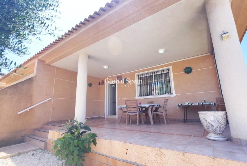 Wiederverkauf - VILLA -
TORREVIEJA - Aguas Nuevas