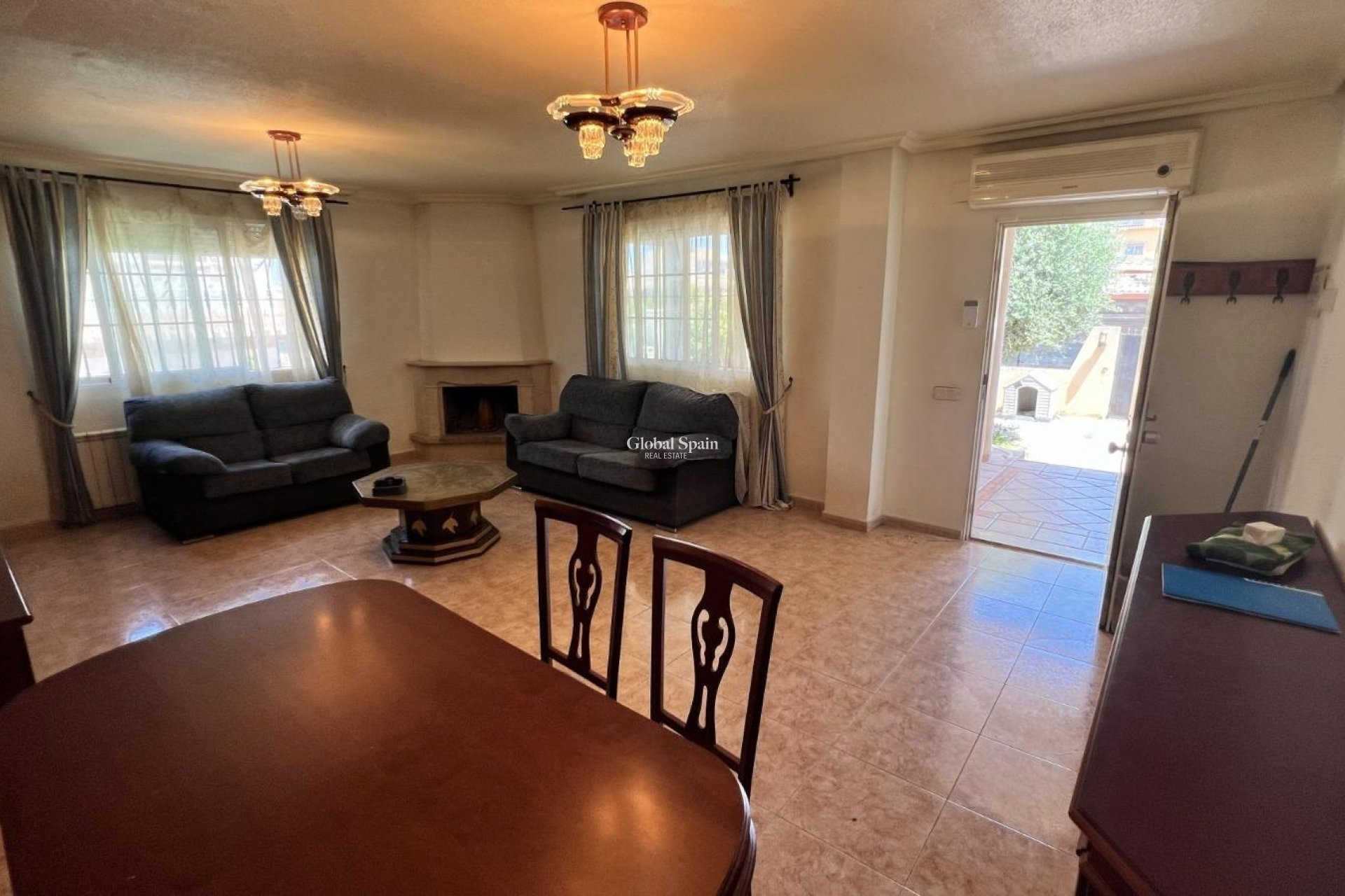 Wiederverkauf - VILLA -
TORREVIEJA - Aguas Nuevas