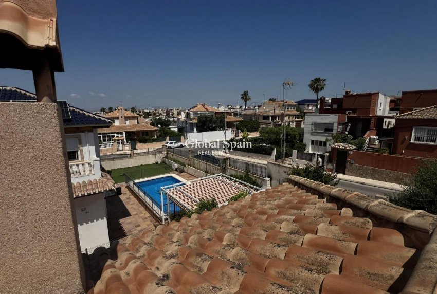 Wiederverkauf - VILLA -
TORREVIEJA - Aguas Nuevas