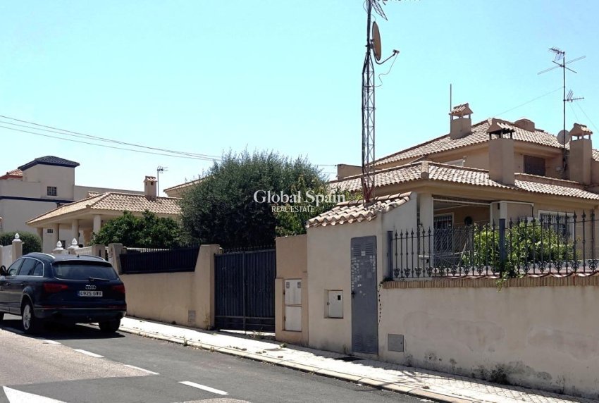 Wiederverkauf - VILLA -
TORREVIEJA - Aguas Nuevas
